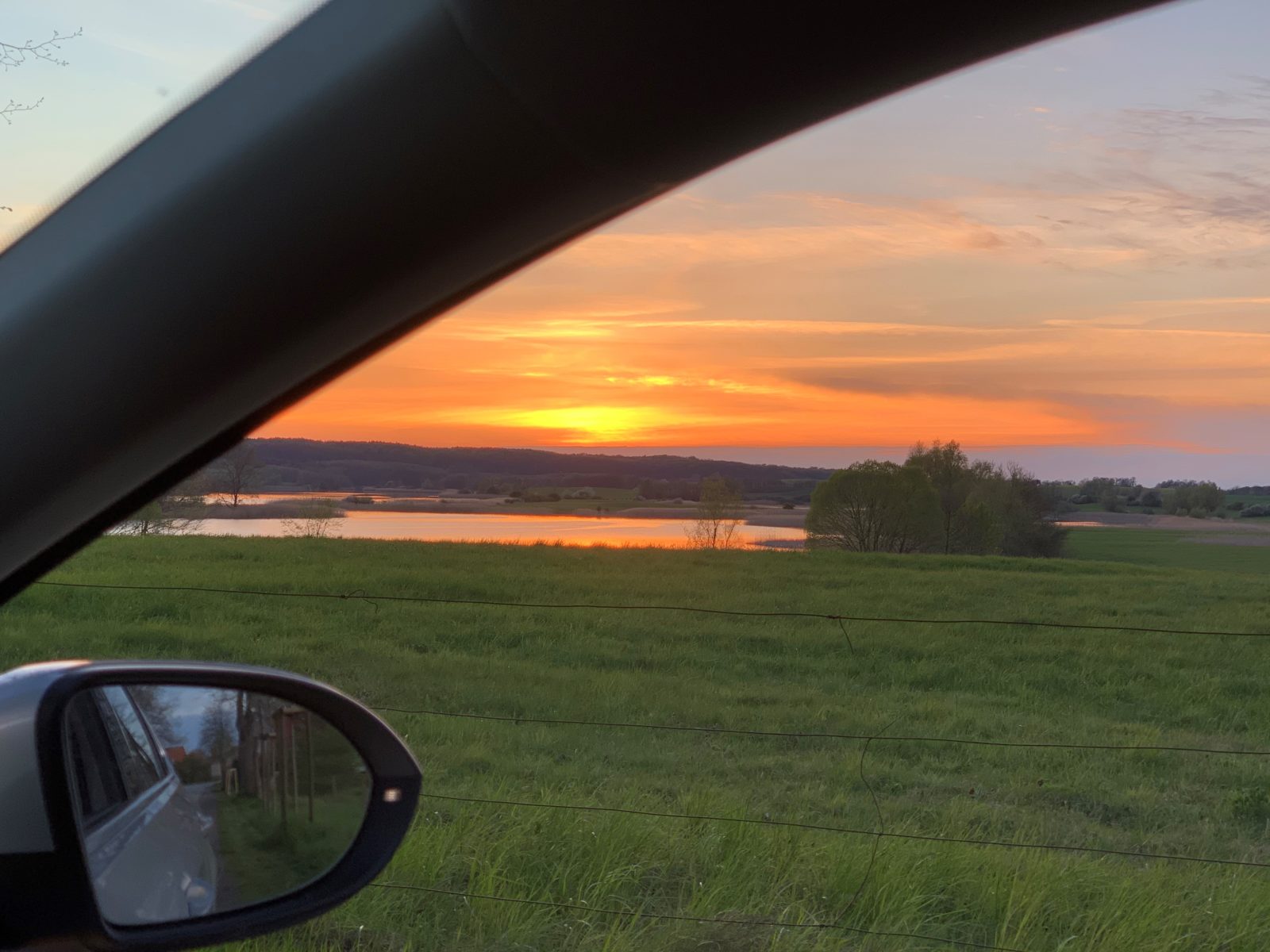 Ein Sonnenuntergang aus dem Auto heraus fotografiert