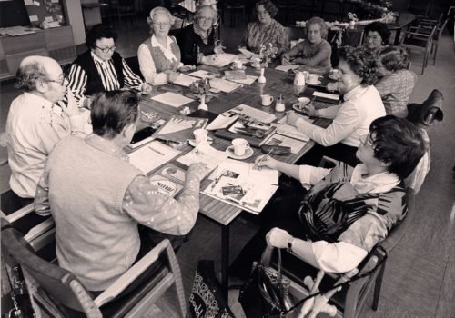Historisches Schwarz-Weiß-Foto, das eine WIR-Redaktionssitzung in den frühen 80er Jahren zeigt.