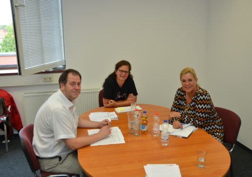 Die Pflegedienstleitung sitzt an einem Tisch. Von links nach rechts sitzen Andreas Seitz, Kathleen Beyer und Anett Leonhardt