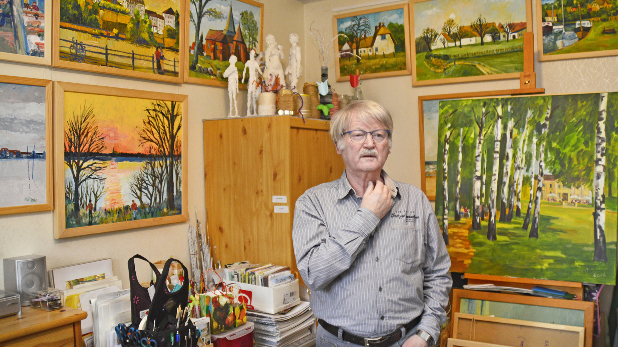 Foto: Maler Wieland Rödel ins seinem Wohnzimmer, an den Wänden zahllose seiner Gemälde