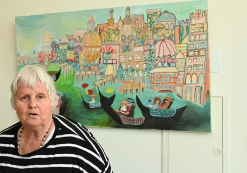 Petra Schönwitz stellte auf der Lichtenberger Kunstmeile aus. Im Hintergrund ein Bild von ihr