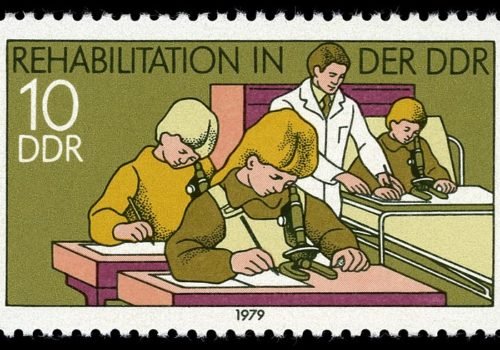 Briefmarke Rehabilitation in der DDR 1979, gemaltes Bild zu sehen sind Kinder mit Behinderung in der DDR mit Mikroskopen