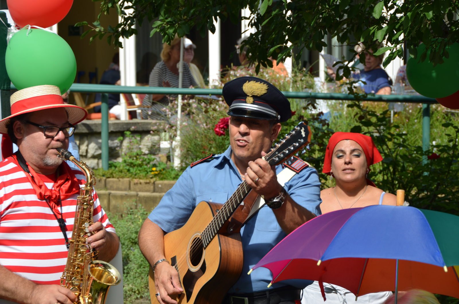 Italienische Musikgruppe beim Sommerfest der Villa Donnersmarck.