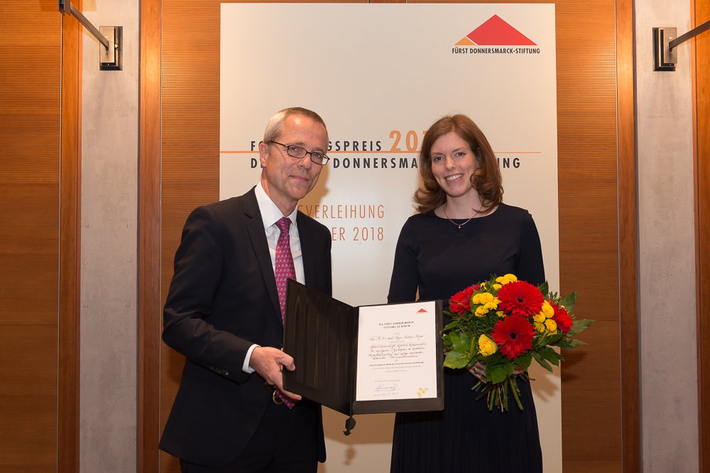 PD Dr. Sonja Suntrup-Krüger bei der Verleihung des Forschungspreises 2018 mit Prof. Dr. med. Gereon Fink.