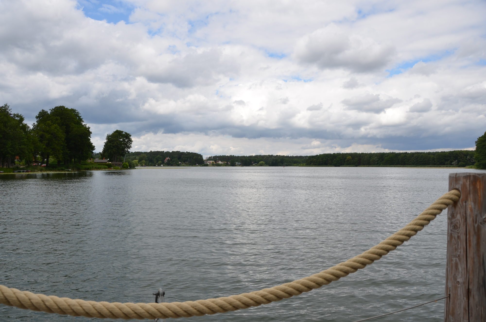 Blick vom Floß aus auf den Pfuhl See. Das Seil des Floßes ist im VOrdergrund zu erkennen.
