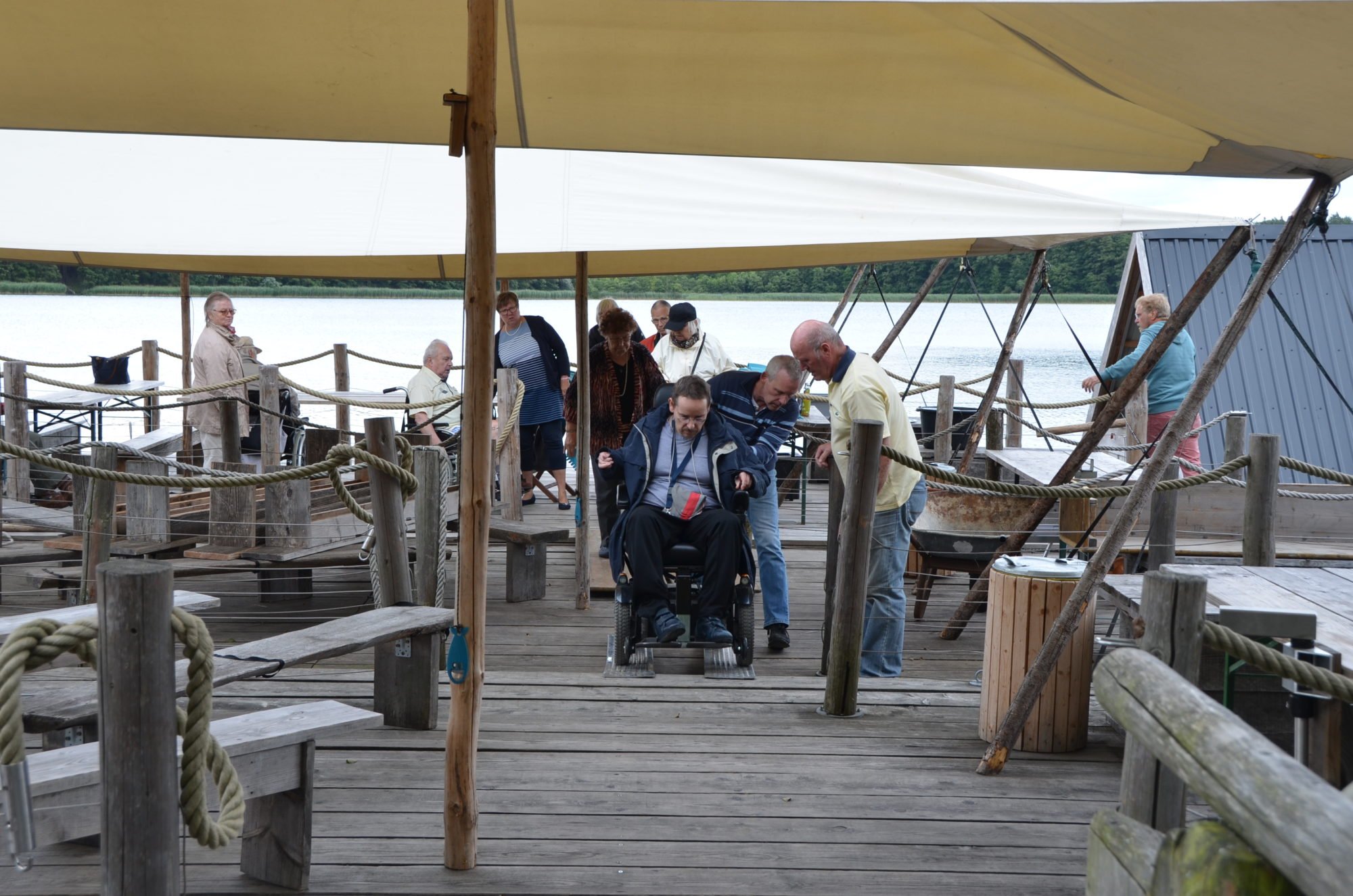 Ein E-Rollstuhl-Fahrer beim Ausstieg über die Rampen auf dem Floß.