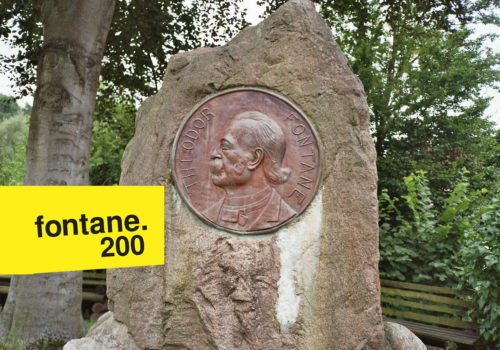 Denkmal mit Theodor Fontane im Profil. Eine Treibarbeit, die in Falkenberg steht. Mit in das Bild montiert: das Logo des Fontanejahres: "fontane. 200" in schwarzer Schrift auf gelben Grund.