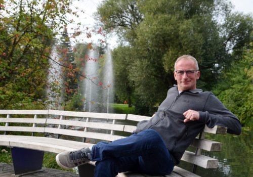 Gerhard Kreutz sitzt auf einer Parkbank im Kurpark Bad Bevensen.