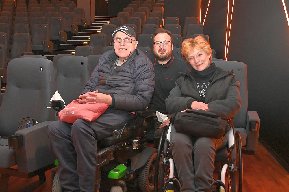 Drei WIR-Redakteure sitzen in einem leeren Kinosaal