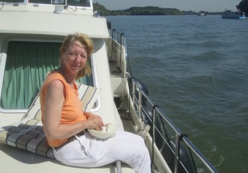 Sabine Lutz auf ihrem Boot.