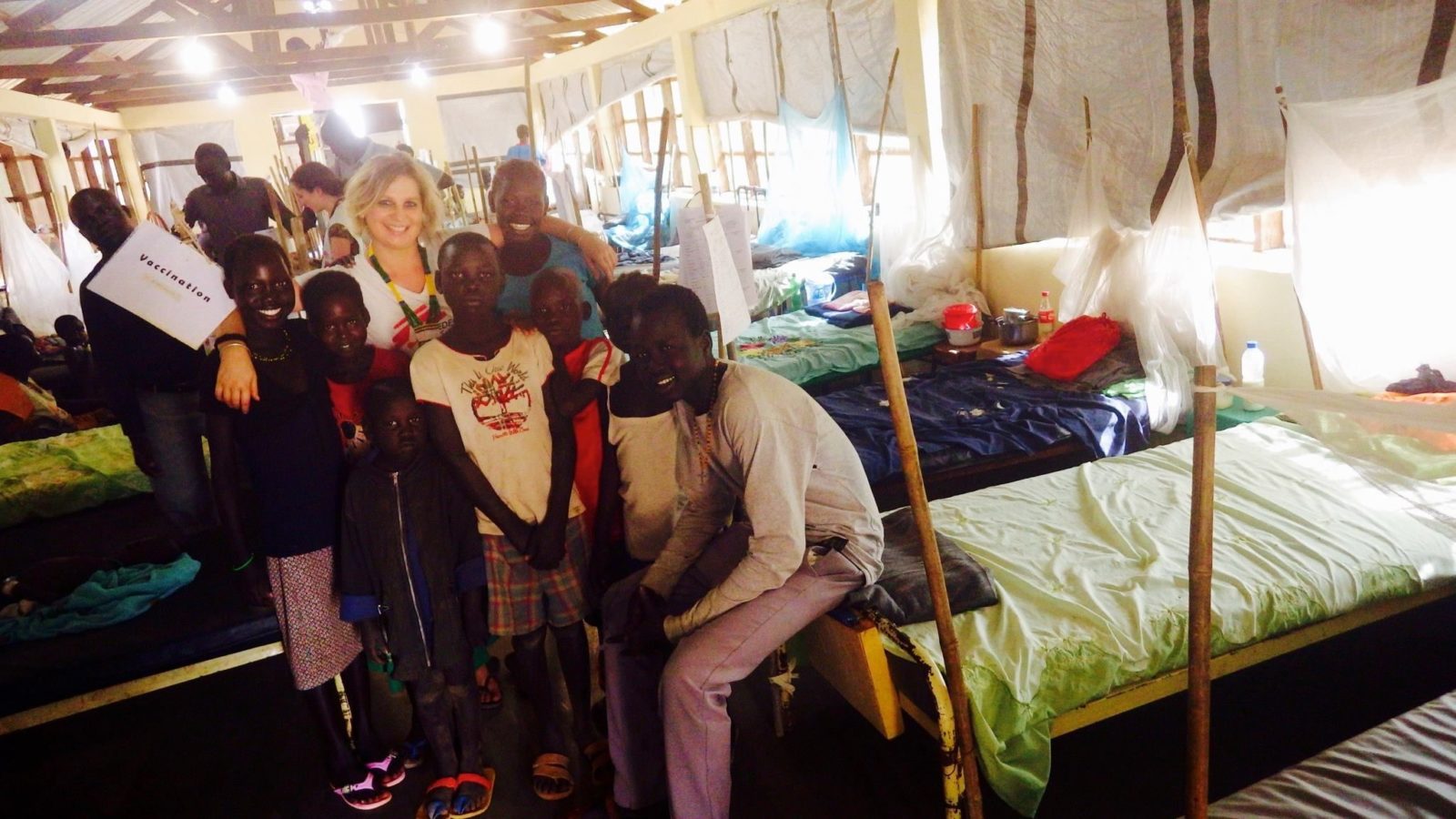 Lysann Kaiser im Einsatz im Südsudan. In einer Notunterkunft posiert sie mit Kindern für ein Foto.