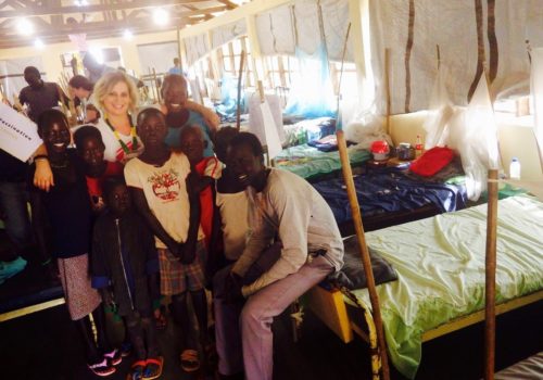 Lysann Kaiser im Einsatz im Südsudan. In einer Notunterkunft posiert sie mit Kindern für ein Foto.
