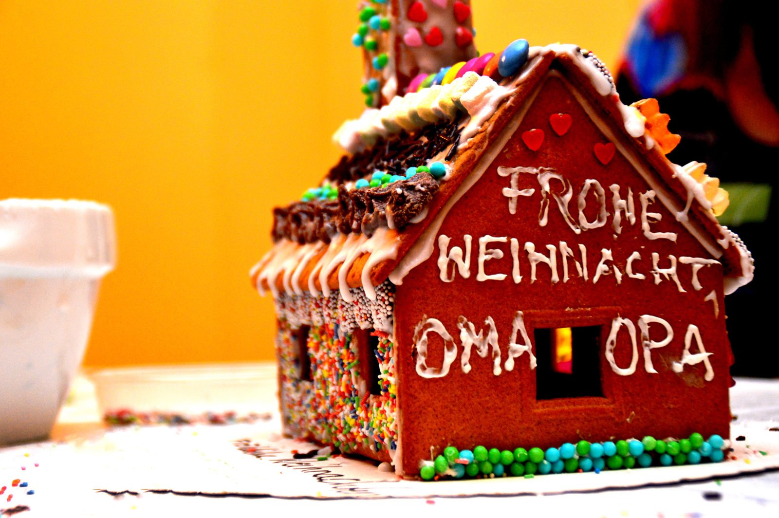 Ein Lebkuchenhaus mit der Aufschrift: Frohe Weihnachten Oma und Opa
