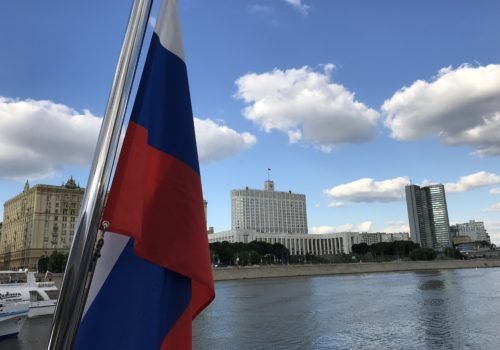 Zu sehen ist das Weiße Haus in Moskau, links im Bildvordergrund sieht man die russische Flagge