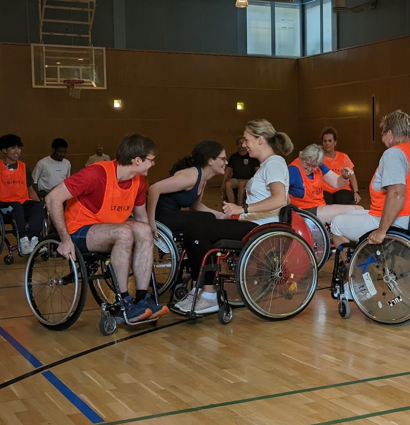 Zwei Teams im Rollstuhl spielen Wheelsoccer.