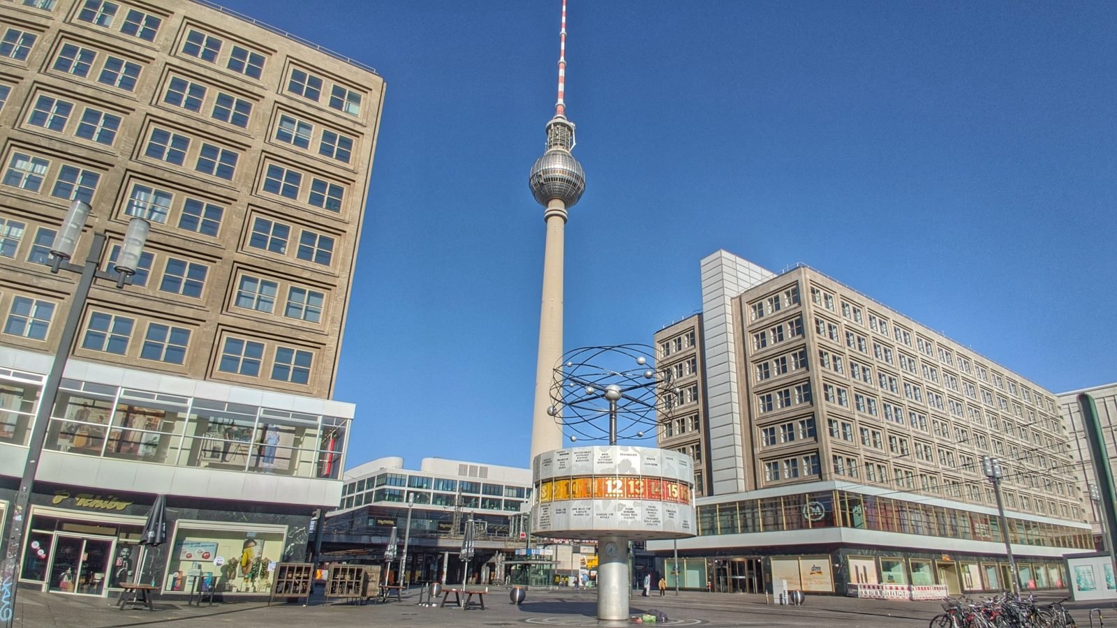 Zu sehen ist der Blick vom Alexanderplatz auf die Weltzeituhr und im Hintergrund den Berliner Fernsehturm.