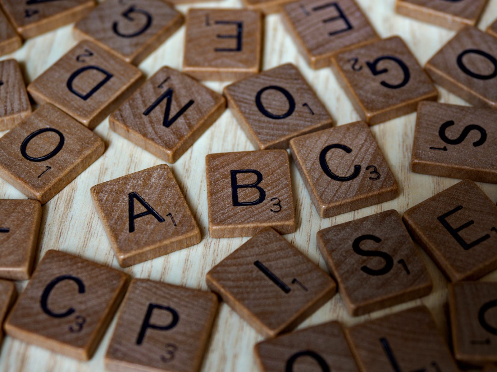 Ein wild durcheinandergewürfelter Haufen Scrabble-Steine