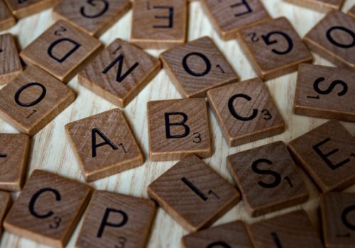 Ein wild durcheinandergewürfelter Haufen Scrabble-Steine