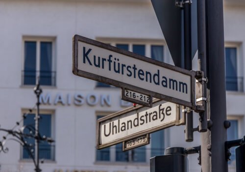 Die Straßenschilder an der Kreuzung Kurfürstendamm - Uhlandstraße in Charlottenburg.