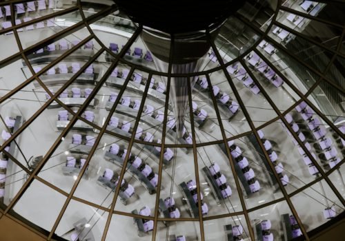 Bild aus der Kuppel des Reichstagsgebäudes: Blick auf die Sitze des Bundestages.