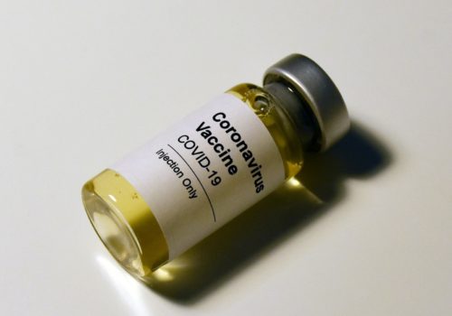 Symbolfoto: Eine medizinische Ampulle mit der Aufschrift Covid-19 Vaccine.