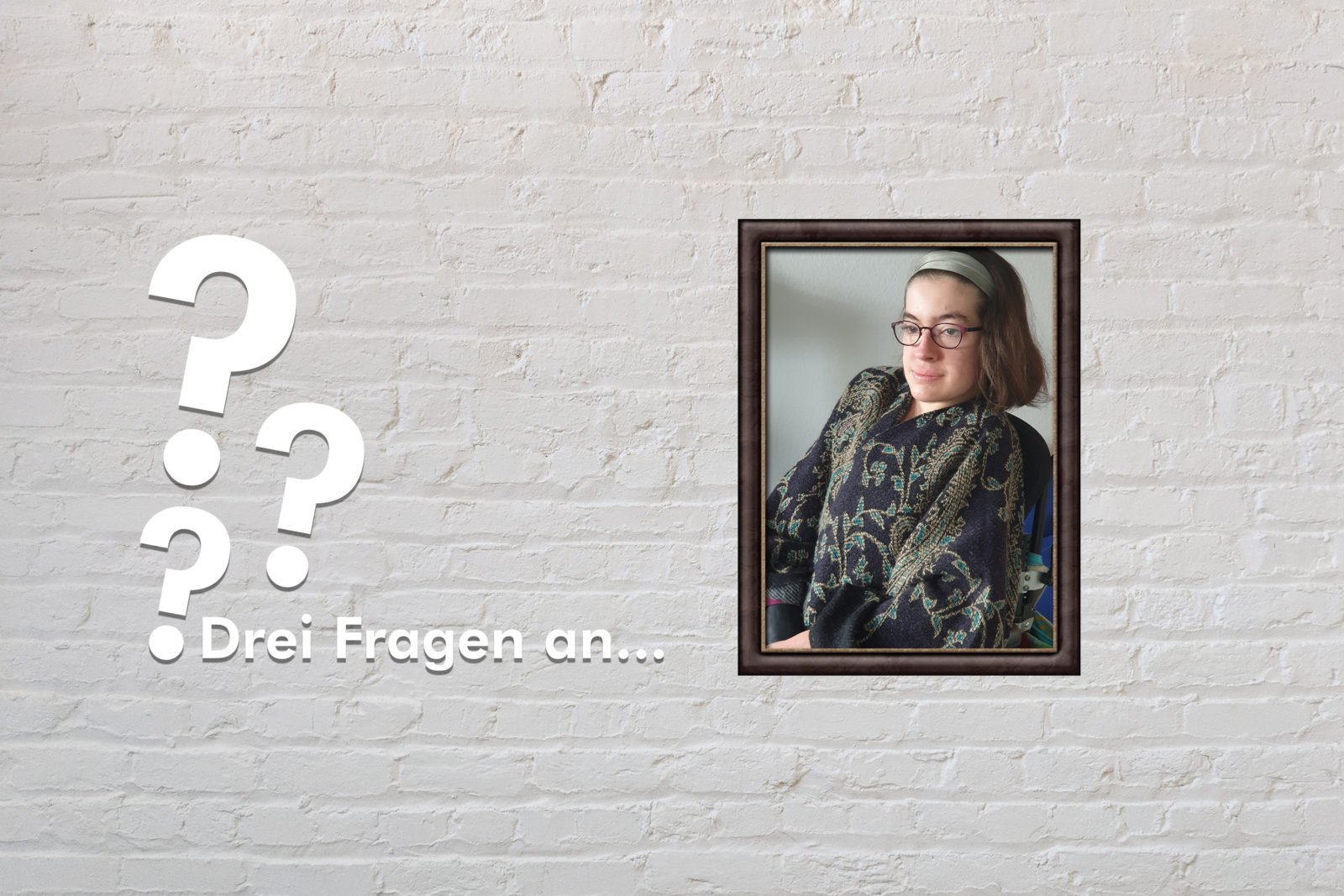 Fotomontage: Eine weiße Steinwand - darauf ein Rahmen, in den ein Bild von Laura Mench montiert ist, daneben der Schriftzug Drei Fragen an... und drei Fragezeichen.