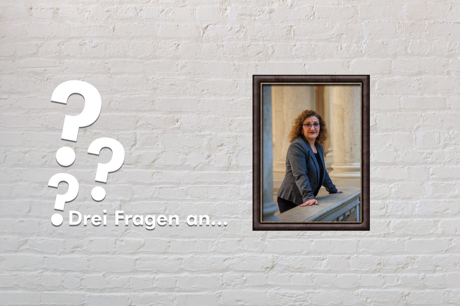 Fotomontage: Eine weiße Steinwand - darauf ein Rahmen, in den ein Bild von Fatoş Topaç montiert ist, daneben der Schriftzug Drei Fragen an... und drei Fragezeichen.