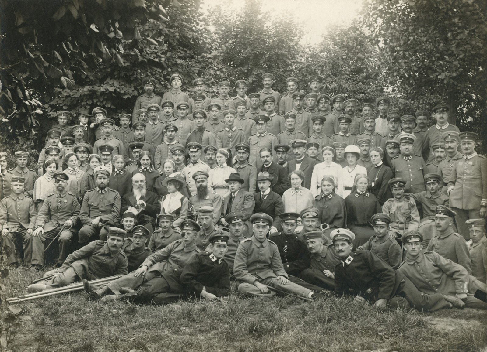 Ein historisches Gruppenfoto aus dem Versehrten-Lazarett.