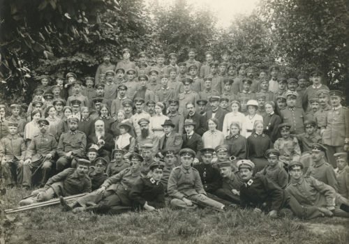 Ein historisches Gruppenfoto aus dem Versehrten-Lazarett.