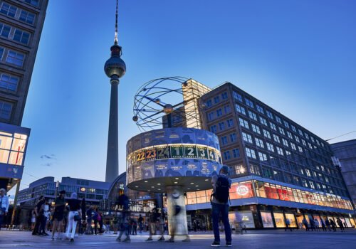 Berlin Alexanderplatz. Im Vordergrund die Weltzeituhr, im Hintergrund der Fernsehturm.