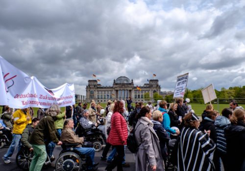 Symbolfoto: Bild von der Demo zum Europäischen Protesttag für die Rechte von menschen mit Behinderung im Mai 2016. Der Demozug im Vordergrund, im Hintergrund der Bundestag.