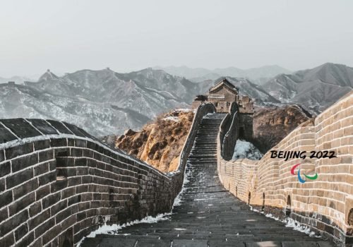 Die eingeschneite Chinesische Mauer. Rechts im Bild auch ein Logo der Paralympics 2022 Beijing.