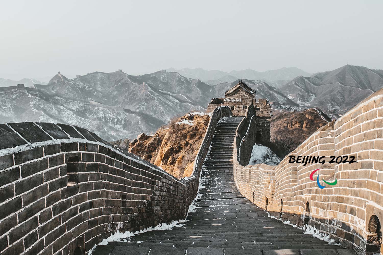 Die eingeschneite Chinesische Mauer. Rechts im Bild auch ein Logo der Paralympics 2022 Beijing.