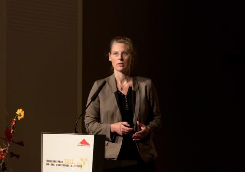 Stefanie Brühl am Rednerpult bei der Forschungspreisverleihung im Jahr 2012