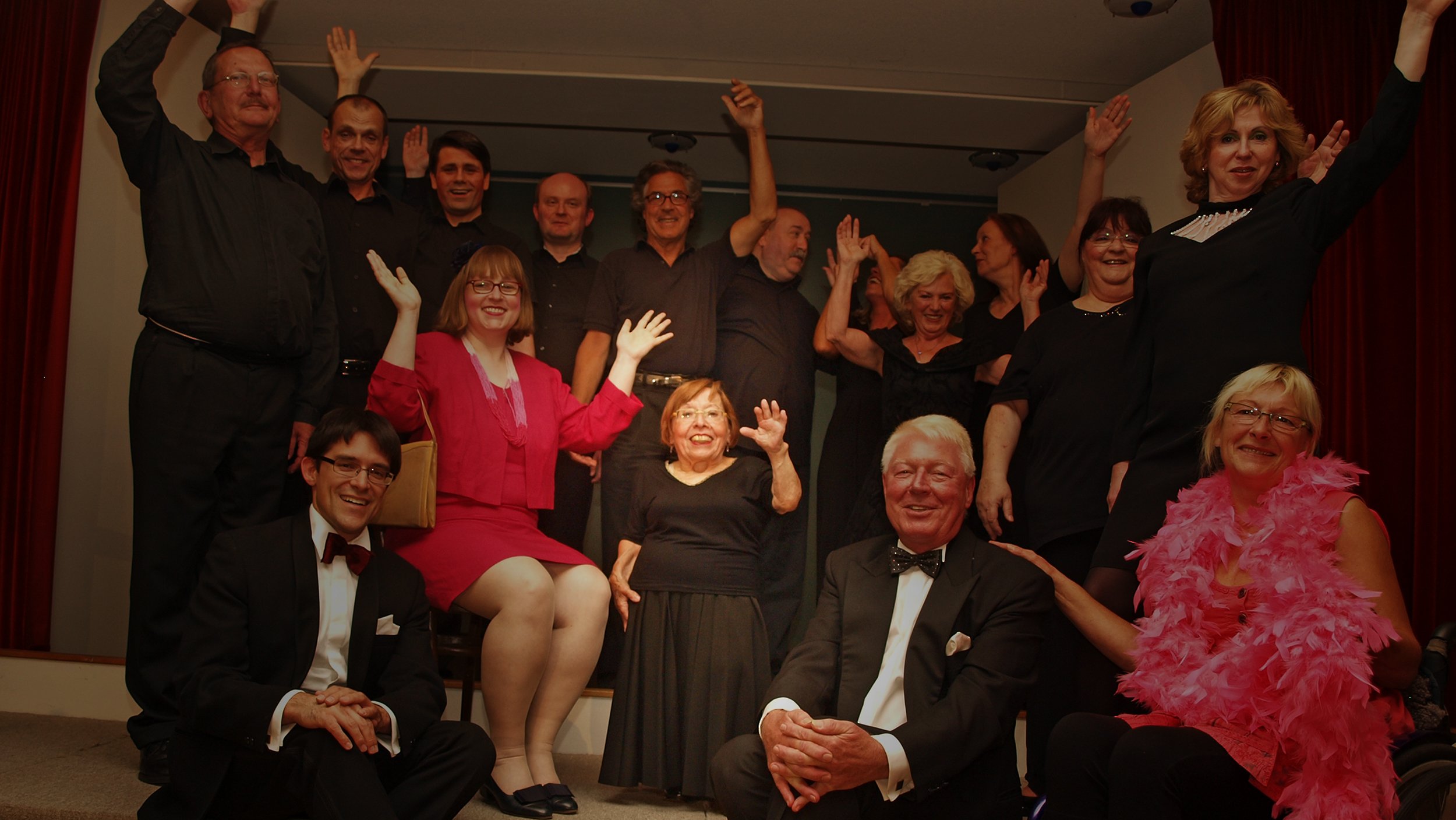 Foto: Gruppenbild der Theatergruppe der FDST, circa 2010, in der Mitte Ingrid Koch, winkend