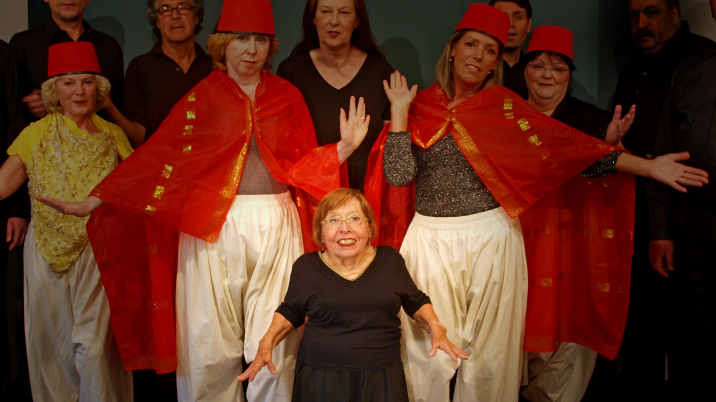 Foto: Gruppenbild der weiblichen Mitglieder der Theatergruppe der FDST in orientalischen Kostümen, circa 2010, in der Mitte Ingrid Koch