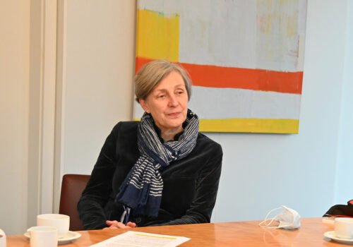 Dr. Ursula Schoen in der Interviewsituation an einem Tisch sitzend.