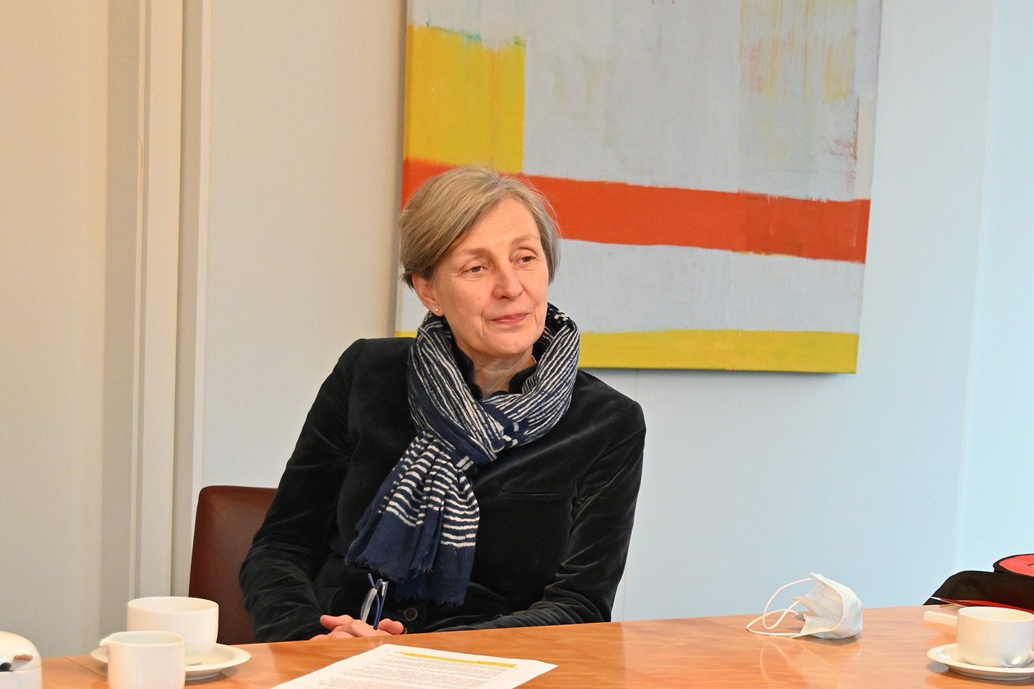 Dr. Ursula Schoen in der Interviewsituation an einem Tisch sitzend.