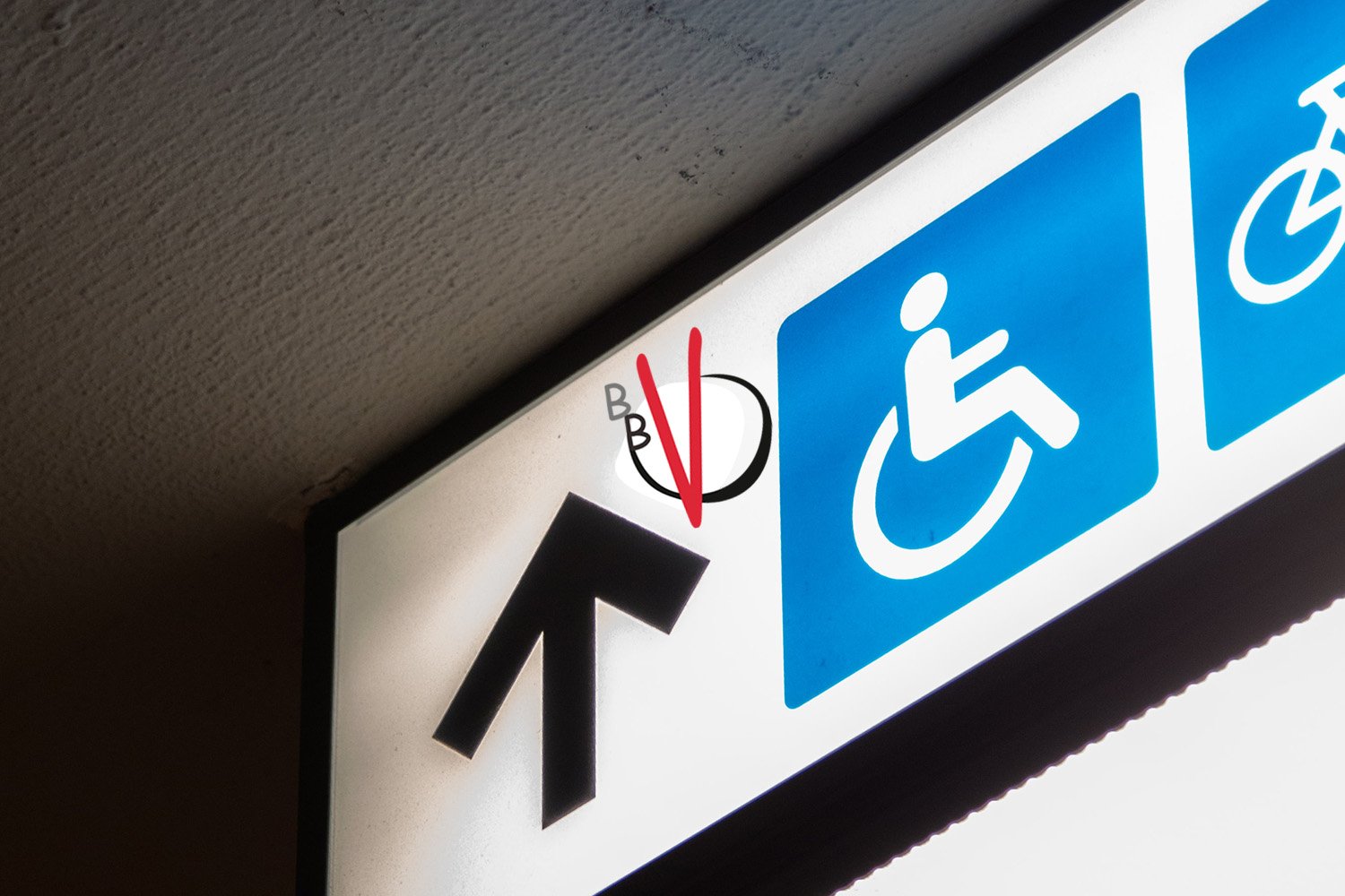 Ein Schild mit einem Pfeil nach vorne, daneben das Piktogramm eines Rollstuhlfahrer. In das Bild eingeklinkt das Logo des BBV.